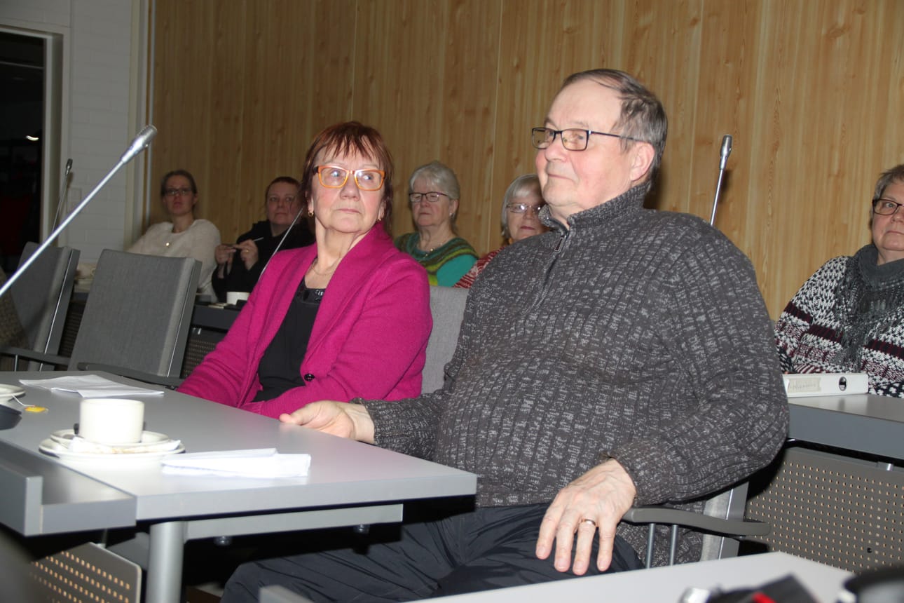 Iivari Jurmu kertoi, että Sarakylän erikoisuus on 1920-luvulla perustettu hautausmaa ja 1970-luvulla rakennettu siunauskappeli. Vieressä Kaisa Nivala niin ikään Sarakylän alueen kyläseurasta.