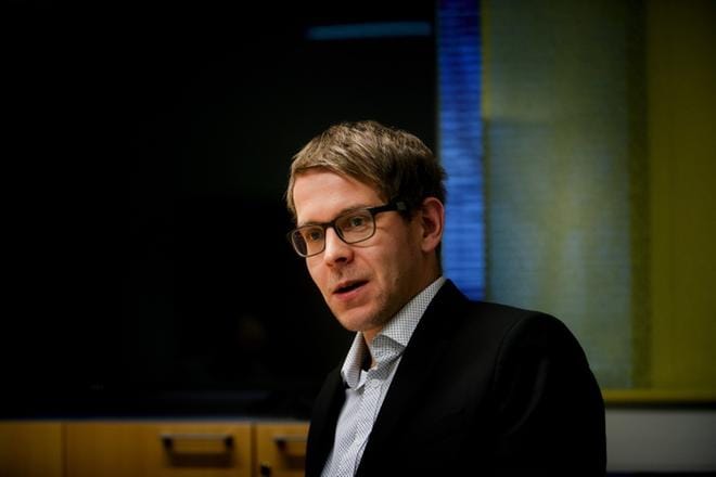 – Mietin, että kuinka paljon ihmiset ovat valmiita avaamaan asiaa, mutta osoittautui, että kaikki olivat valmiita puhumaan, sanoo kirjan toimittaja Harri Sippola. KUVAT: JAAKKO ELENIUS