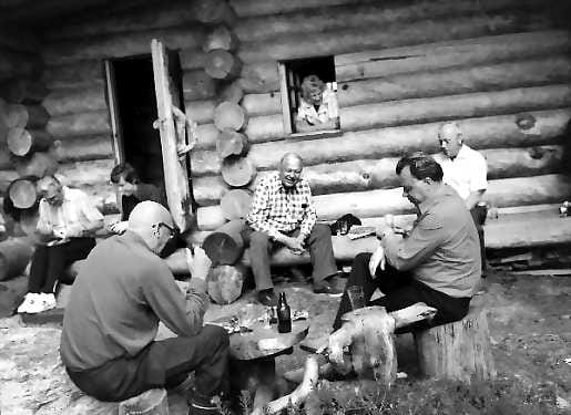 Kuvaotsikko. Urho Kekkonen (edessä selin) seurueineen kävi elokuussa 1975 kalareissulla Laukaan Käpysaaressa. Mukana matkalla olivat diplomaatti Pjotr Mihejev (vas,), Stepanovin poika, lääkäri Pentti Halonen, suurlähettiläs Vladimir Stepanov ja ylijohtaja Tauno V. Mäki.