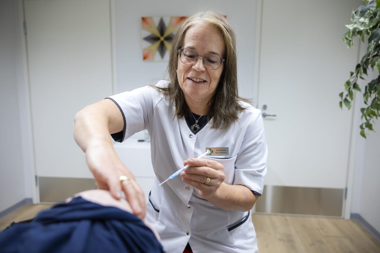 Apteekkari Mona Heikfolk kertoo, että syksyllä matkaava voisi vielä ehtiä ottamaan hepatiittirokotteen. Nopeutettu rokotussarja vaatii kolme viikkoa aikaa. Nopeutetut rokotussarjat vaativat yleensä vielä myöhemmin otettavan tehosteen, jotta suoja pysyy.
