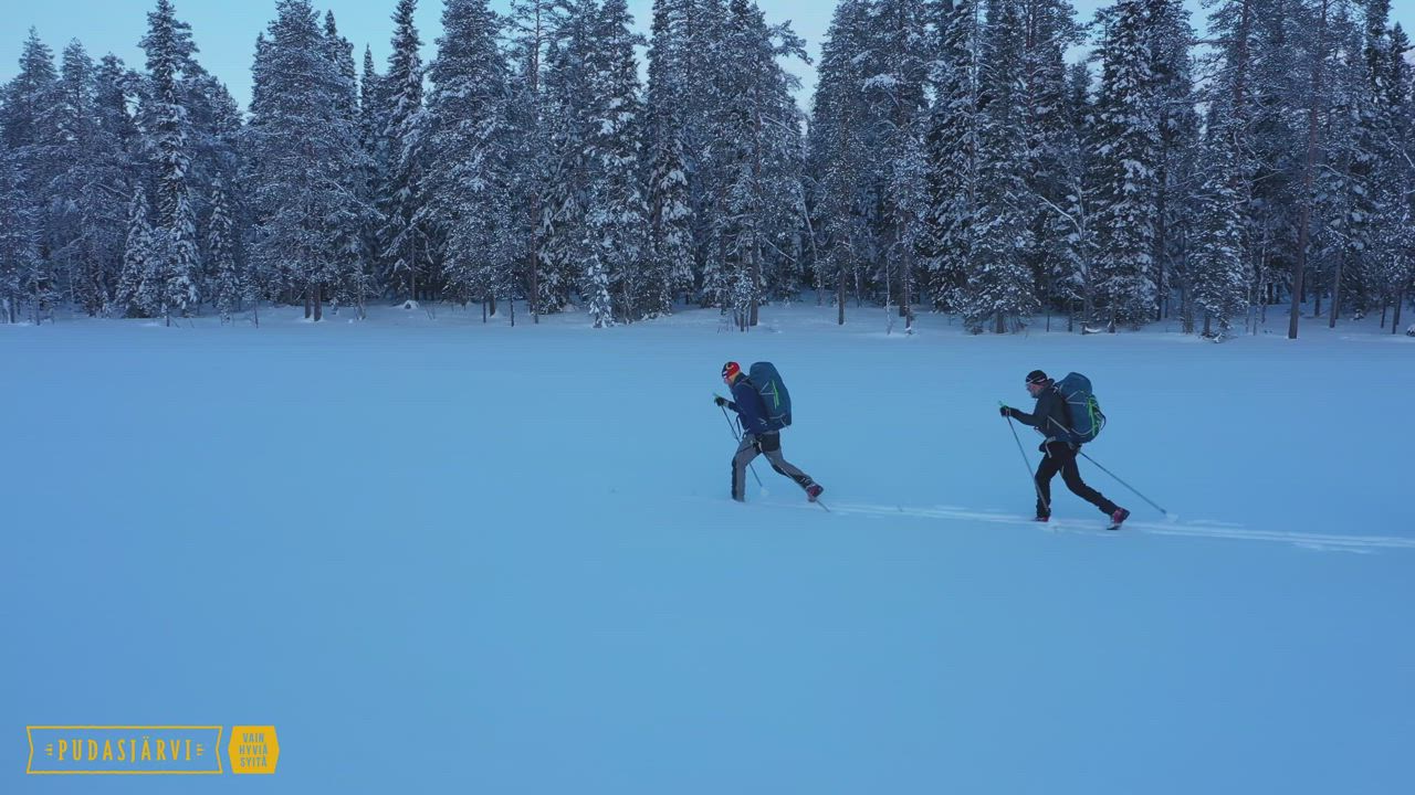 Team Peltonen umpihankihiihtämässä 2021