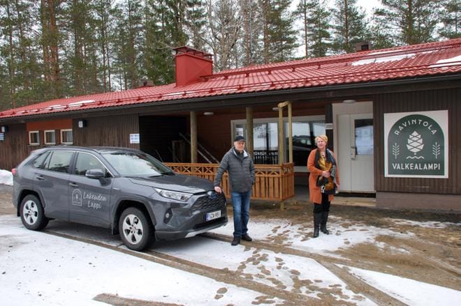 Pirkko ja Jouni Mäkipelto avaavat Lehtimäen Valkealammelle ravintolan huhtikuun lopulla. Liikuntapaikkana Valkealammella on myös hohtava maineensa. KUVAT: MINNA HIIRONEN