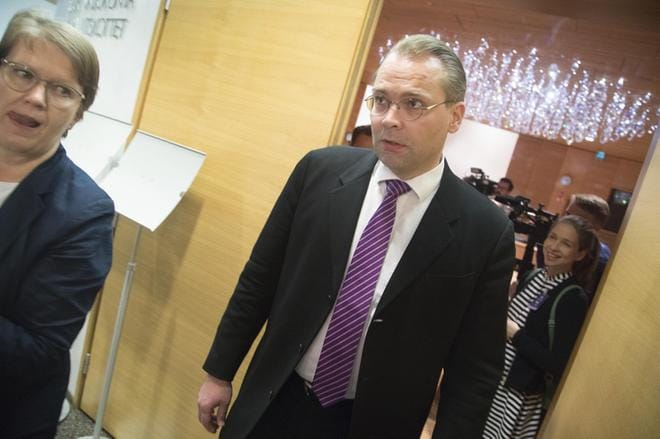 Puolustusministeri Jussi Niinistön mukaan kaikki toiminnalliset ampumaurheilulajit näyttävät tällä hetkellä menevän urheilupoikkeuksen soveltamisalaan. Arkistokuva