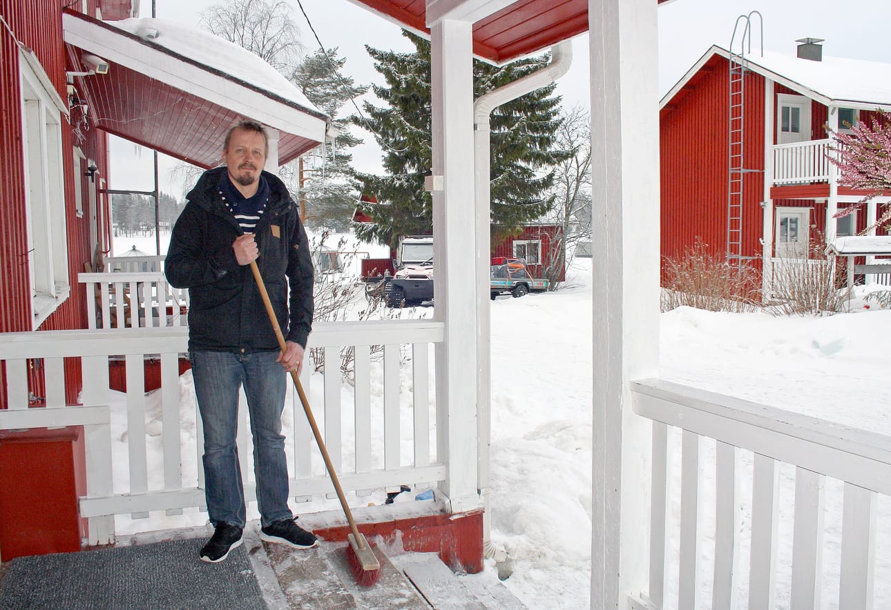 Auvo Leppänen johtaa Ranualla perinteikästä matkailumajoituskohdetta, joka markkinoi varsinkin ulkomaalaisille matkailijoille ja käyttää nimeä Arctic Guesthouse & Igloos. Vasemmalla on päärakennus ja oikealla lisämajoitusrakennus.