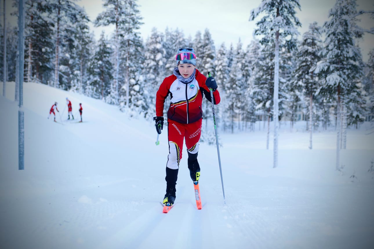 Maisa Runnakko voitti N14-sarjan hiihtokisan Vuotungissa viime perjantaina. Arkistokuvassa helmikuulta Runnakko hiihtää perinteistä. Vuotungissa hiihtotapana oli vapaa.