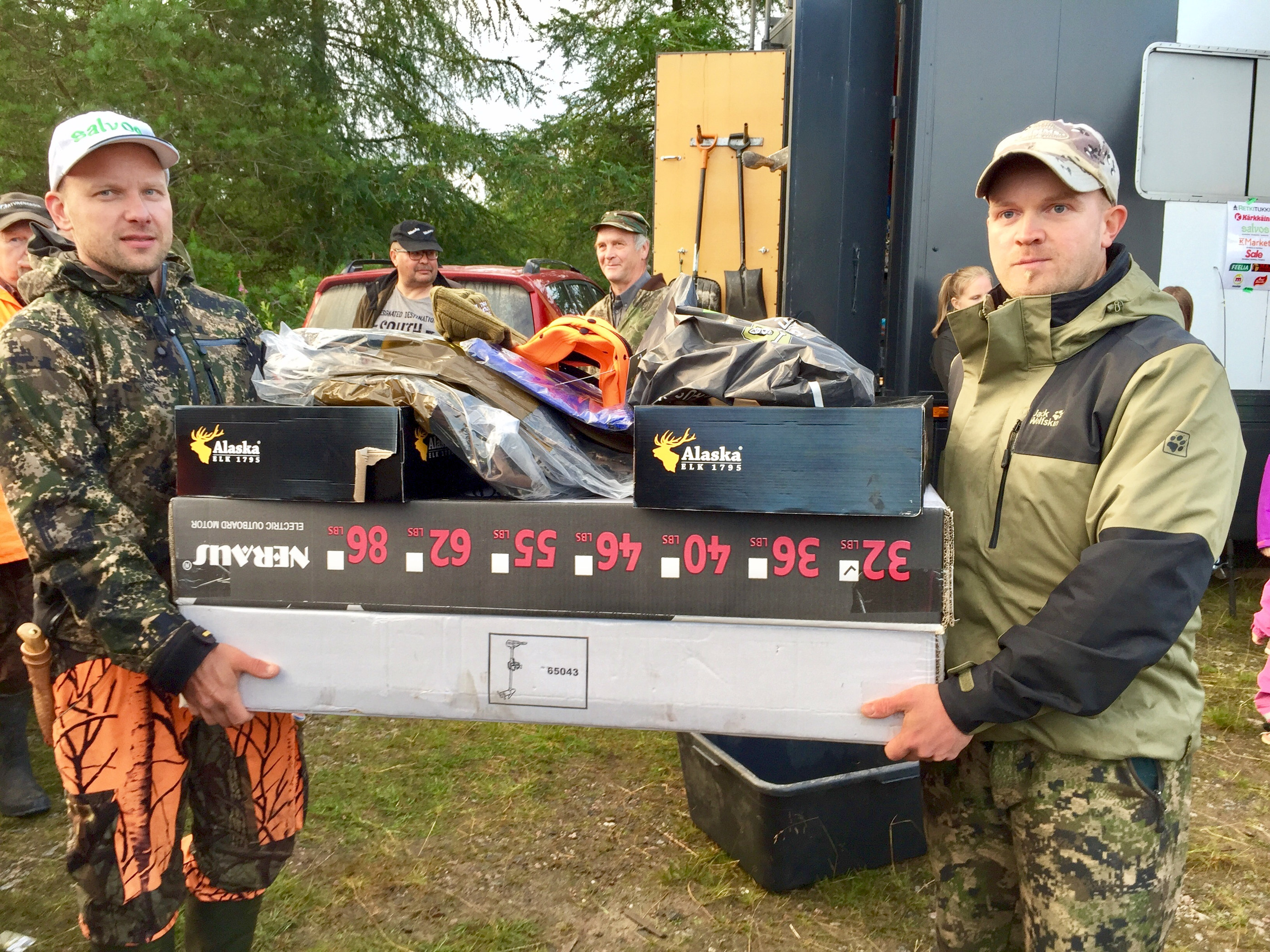Kilpailun voittajajoukkueessa kalastivat lampunen Marko Koskeloja Juha Surakka Kärsämäeltä. Miesten saalis oli reilut 15,5 kiloa. Taustalla oikealla kilpailun tuomari Timo Pitkänen.