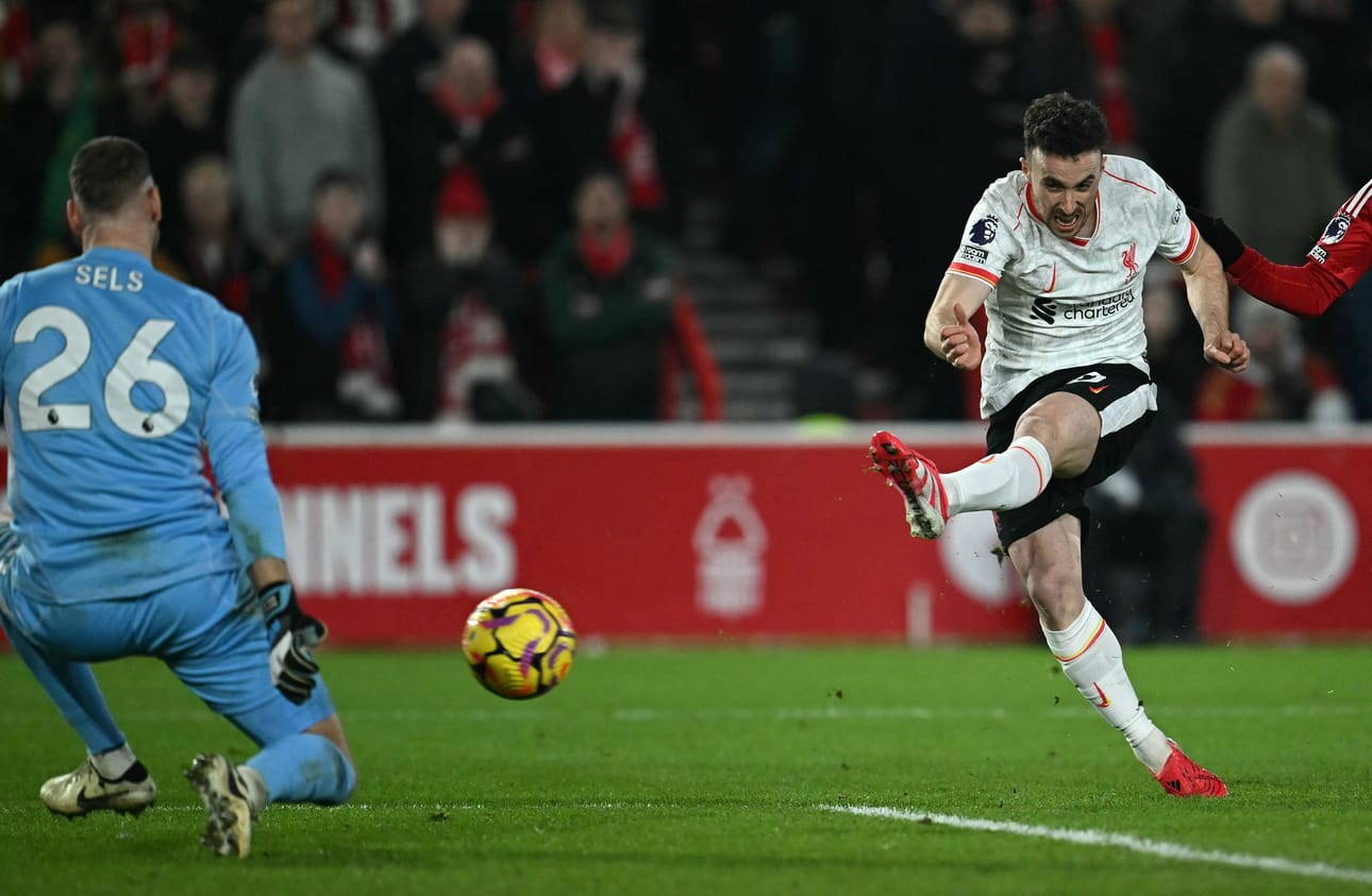 Diogo Jota (oik.) teki Liverpoolin 1-1-tasoituksen. LEHTIKUVA/AFP