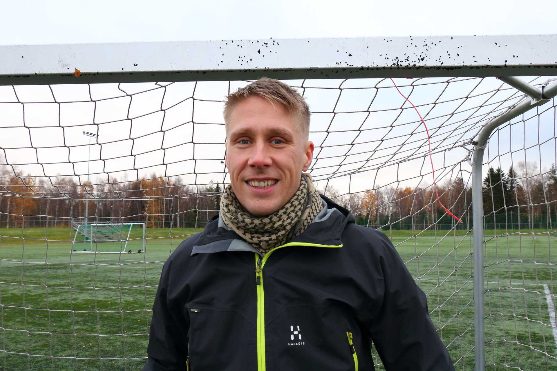 Olli Vesakoski piipahti tällä viikolla Raahessa. Hän arvioi Koivuluodon tekonurmen olevan varsin kelvollinen alusta myös maahockeyn pelaamiseen.
