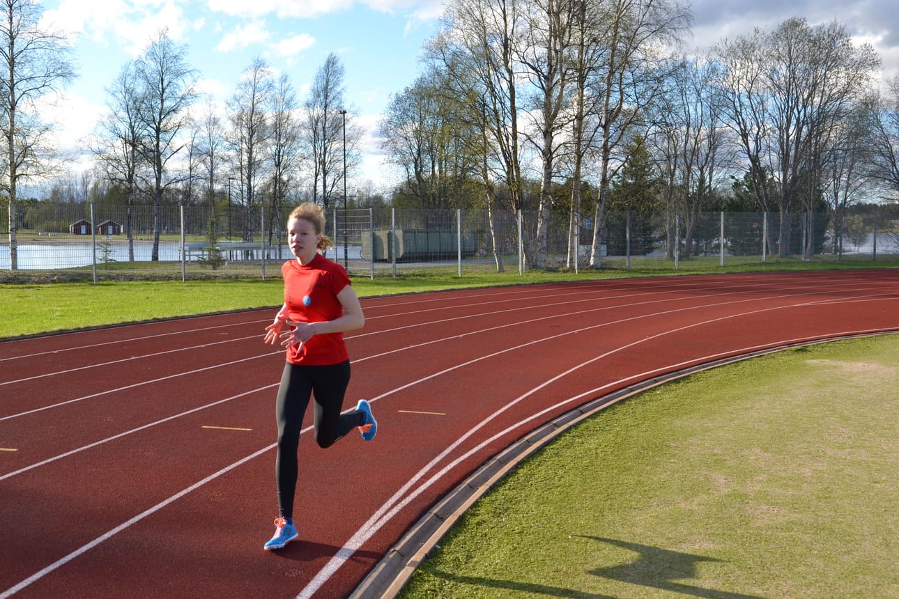 Marianne Myllylä juoksi Limingassa T15-sarjan hopealle maastojuoksun Pohjois-Suomen mestaruuskisoissa. Kuvassa Myllylä vauhdissa Kuusamon urheilukentällä kesällä 2015.