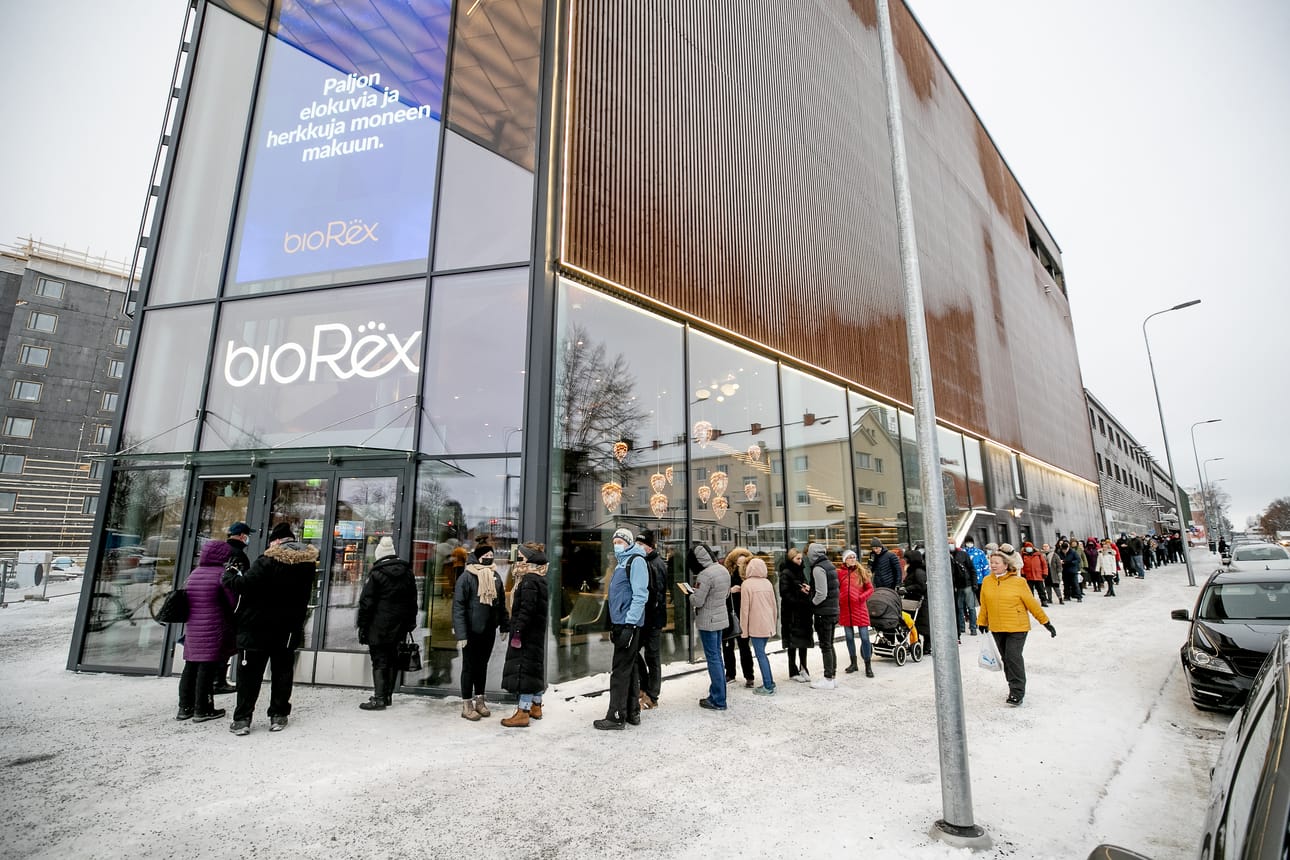 Ensimmäiset kävijät olivat saapuneet Bio Rexin eteen hyvissä ajoin. Täkynä olivat tarjoushintaiset elokuvaliput.