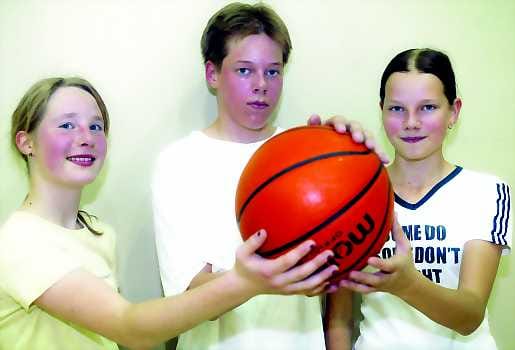 Monta mahdollisuutta. Lotta Koukkari, Henri Vehmus ja Annemarie Kangas harrastavat monia Action-lajeja.