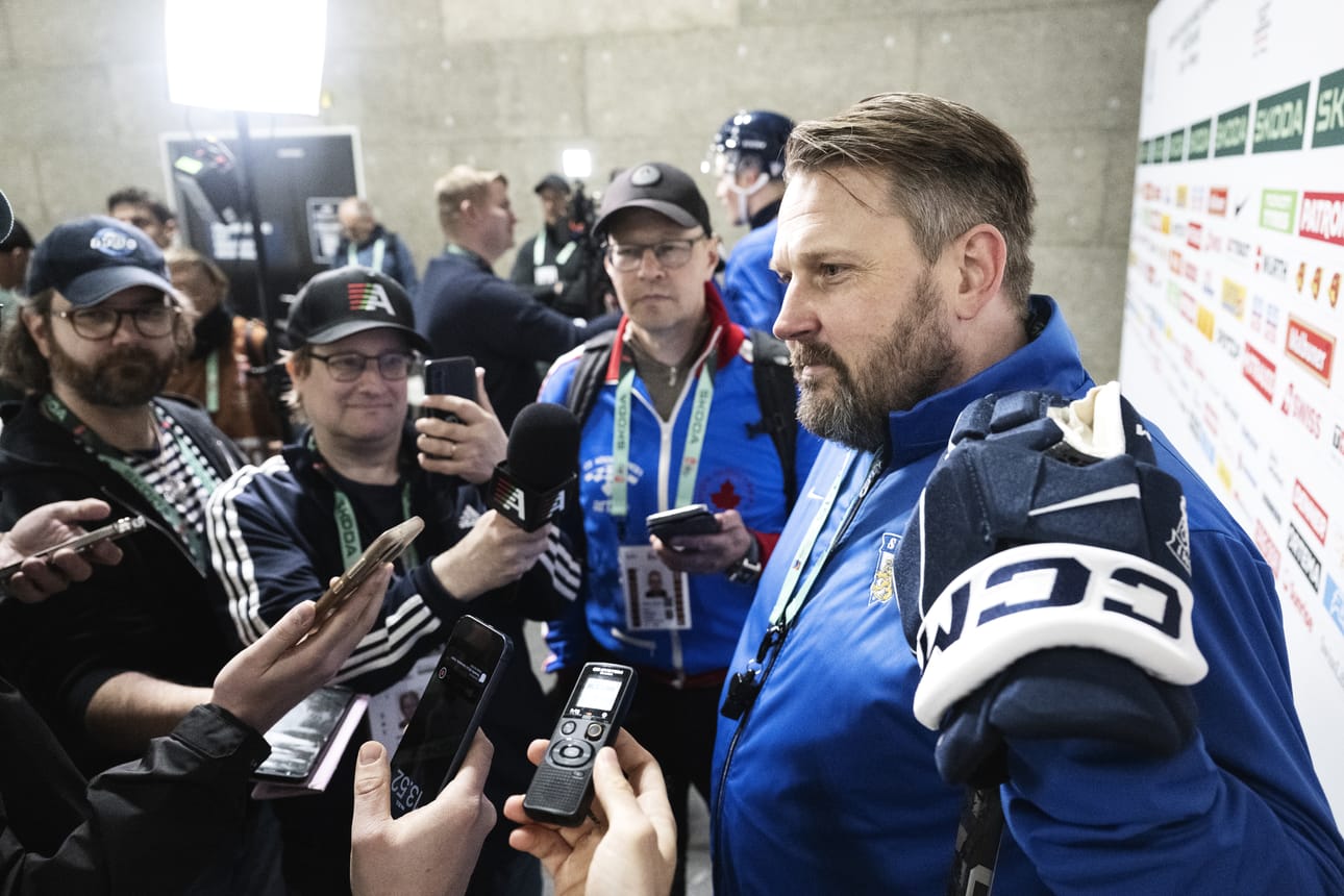 Leijonien päävalmentaja Antti Pennanen vastaili maanantaina kärsivällisesti toimittajien kysymyksiin.