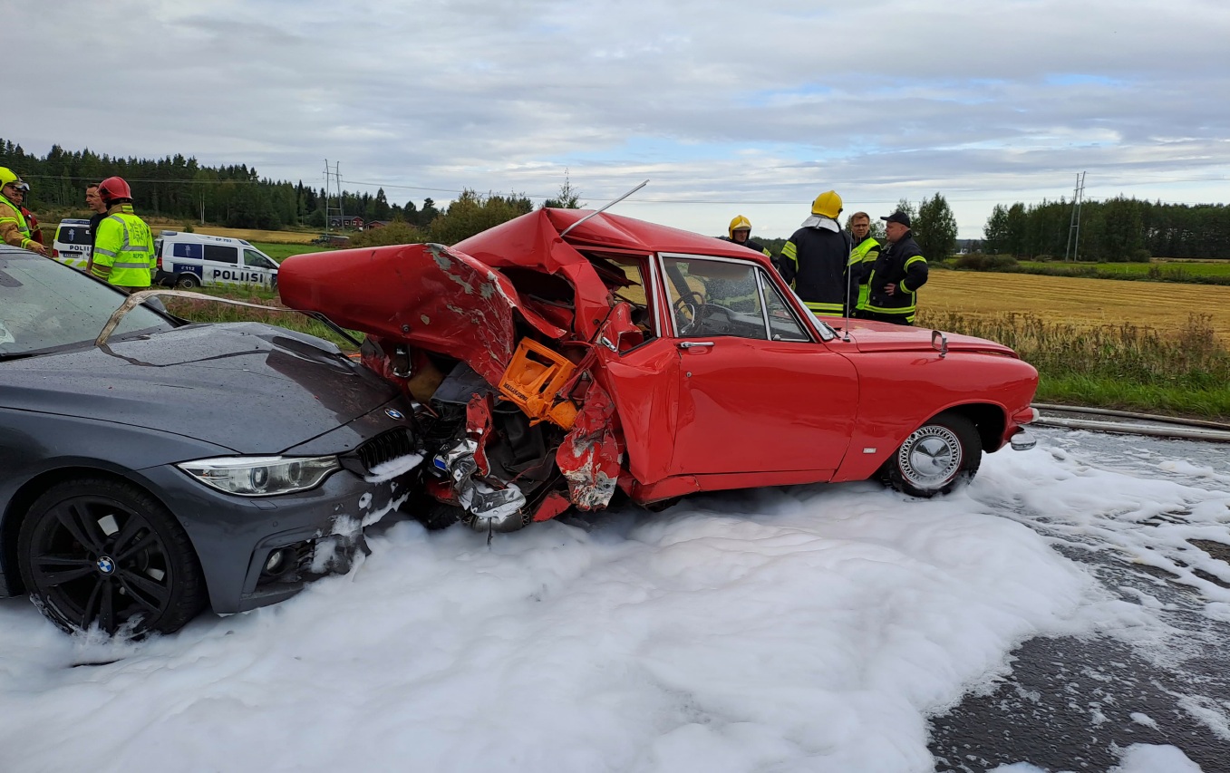 Mies kuoli Kauhajärvellä murskaantuneeseen Ford Zephyriin – Turman aiheutti 40 sekuntia haaveillut matkailuauton kuljettaja