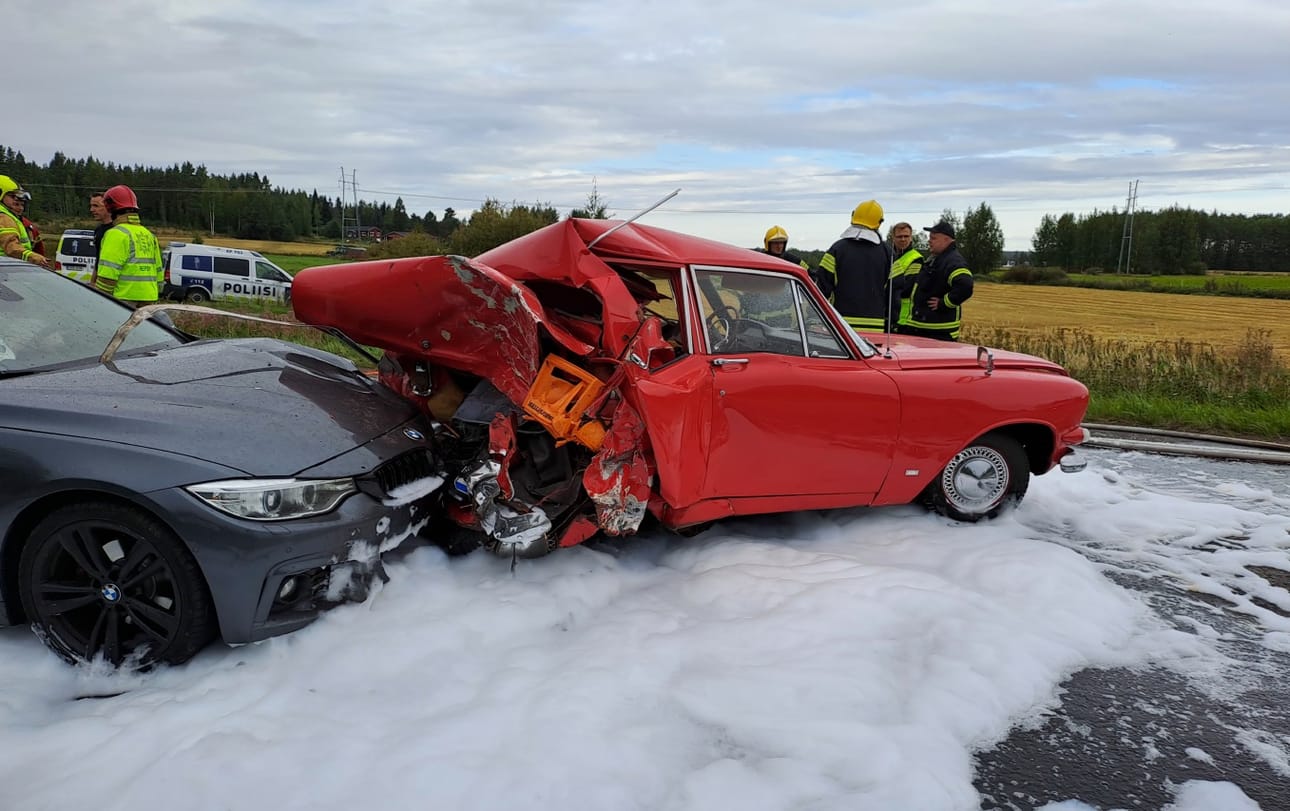 Kauhajärveläismiehen huolella kunnostama Ford Zephyr murskaantui kolarissa, joka tapahtui Alajärventiellä elokuussa 2023. Omistaja kuoli turmassa.