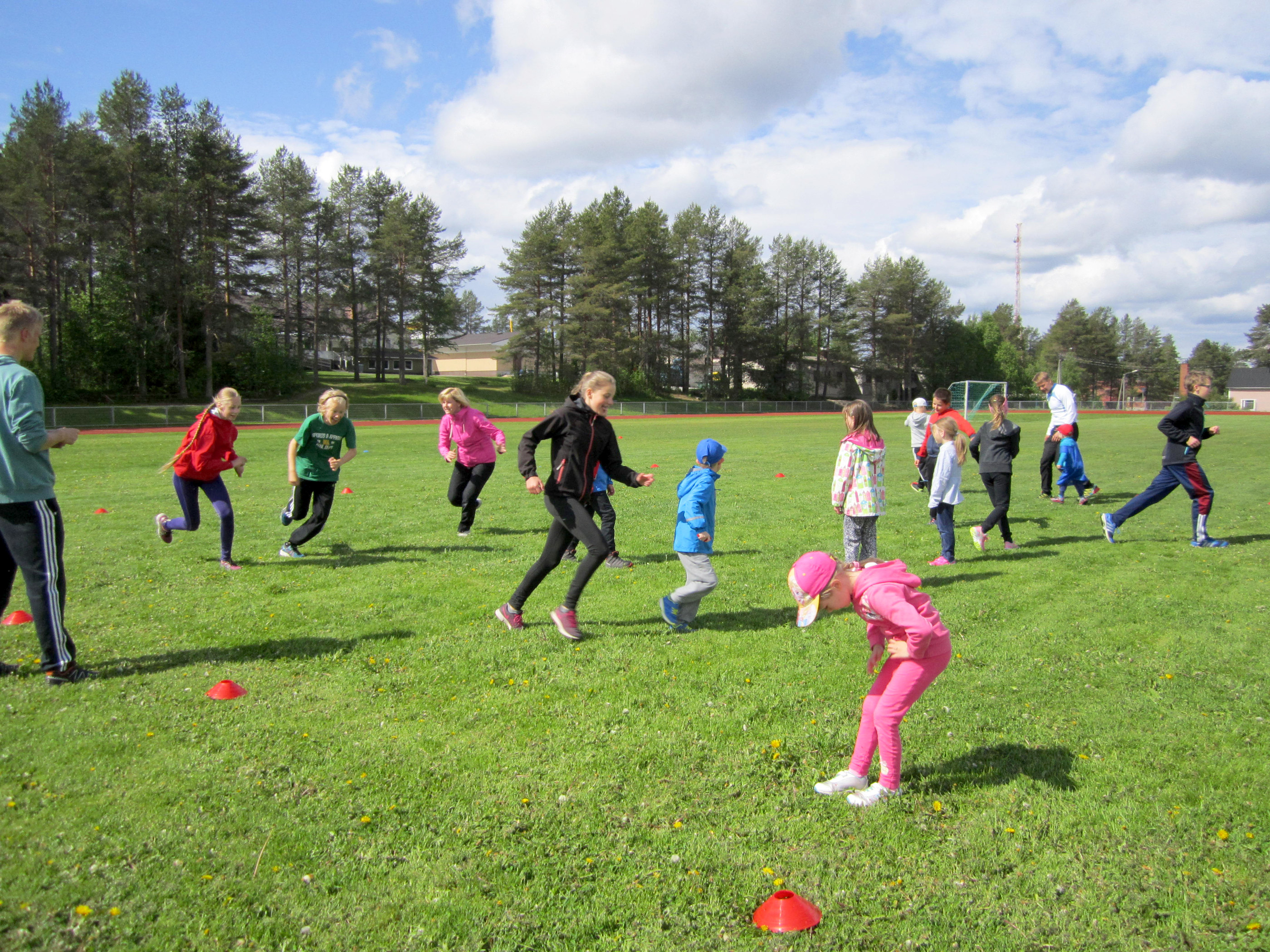 Posion liikuntatoimen järjestämään sporttikerhoon tiistaina osallistui parikymmentä lasta ja vanhempaa.