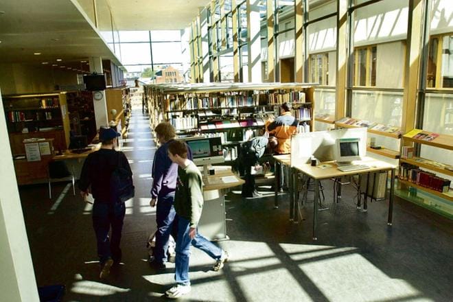 Palvelupäällikkö Anna Pakan mukaan kirjaston kaikki osastot ovat seuraavan kerran normaalisti avoinna maanantaina 28. elokuuta. Arkistokuva.