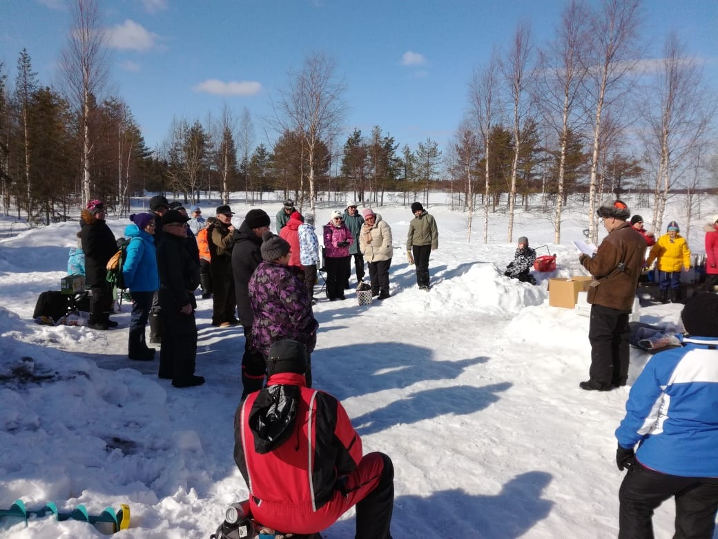 Runsasta palkintopöytää ”putsattiin” nokipannukahvin ja makkaranpaiston ohella upeassa kevätsäässä