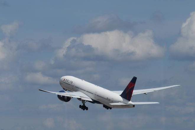 Delta Airlines -lentoyhtiön ensimmäinen Atlanta-Shanghai-lentoreitin lento nousukiidossa Atlantan kansainvälisellä Hartsfield-Jacksonin lentoasemalla Yhdysvalloissa 20. heinäkuuta. KUVA: Xinhua/ All Over Press