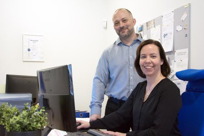 Petri ja Heidi Nukarinen kertovat viihtyvänsä kotipaikkakunnallaan Alavudella. KUVA: KAROLIINA SYRJÄ