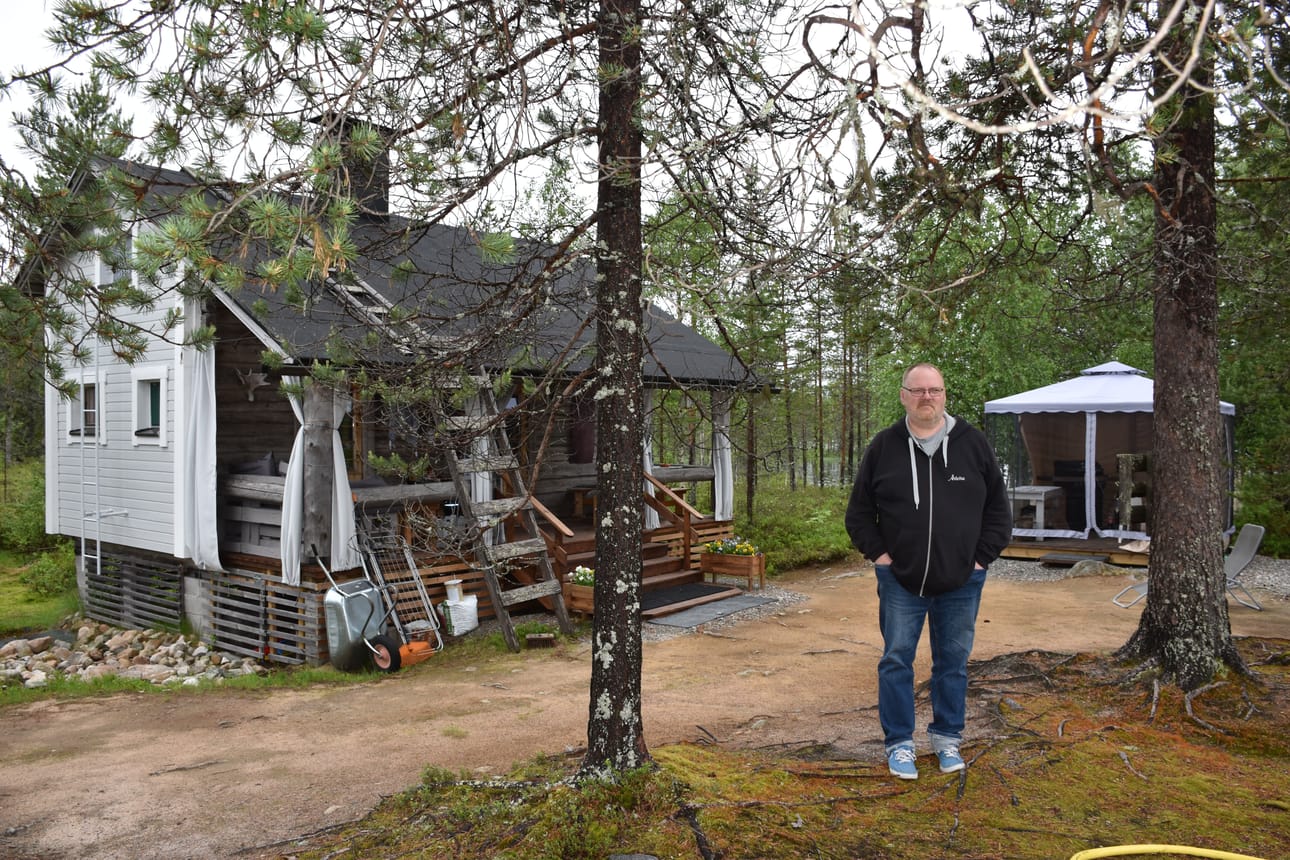 Posiolaislähtöinen, Sotkamossa asuva Jukka Kela on viime vuodet pitänyt kesälomansa kesän alussa niin, että on voinut viettää juhannuksen lapsuuden kotikylässään Pernussa Koppelojärven rannalla sijaitsevalla kesämökillä.