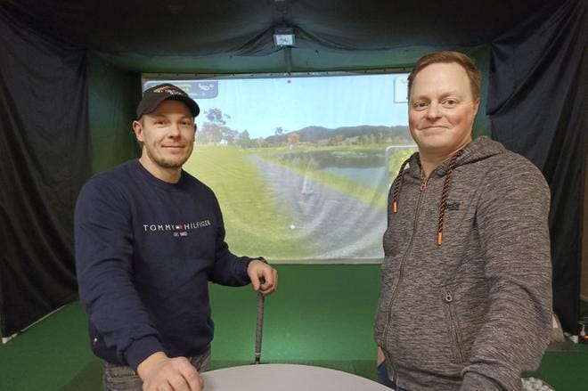 Vimpelin Viihdetilat Oy:n perustajat Niko Luoma-aho ja Juha Ylipekka. Golfsimulaattori on valmis käyttöön ja muutakin toimintaa on tulossa. KUVA: MIIANELLA HERRALA