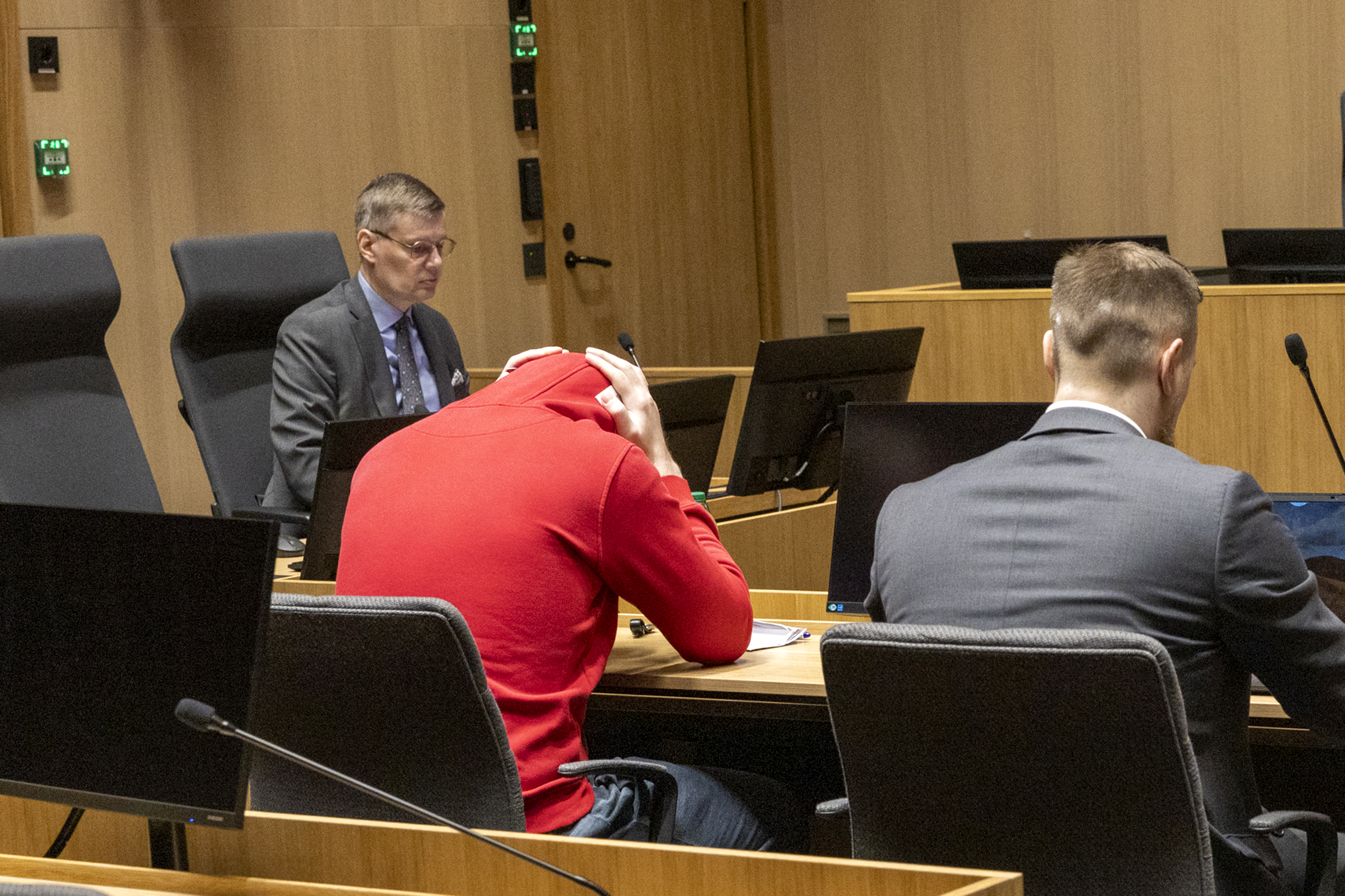 Murhasta syytetty kuvaili vasikointivelkojen perintää Sairaalanrinteellä –"Se pisti vastaan henkensä edestä ja yritti päästä pois"