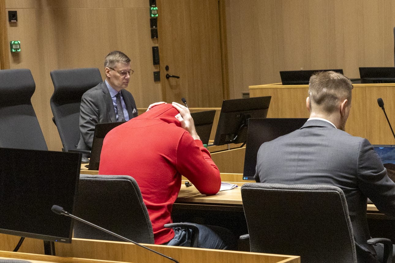 Oikeudenkäynti järjestetään Oulun käräjäoikeuden Ruskonselän istuntosalissa, joka sijaitsee uuden poliisiaseman yhteydessä. Punaiseen puseroon pukeutunut on yksi syytetyistä.