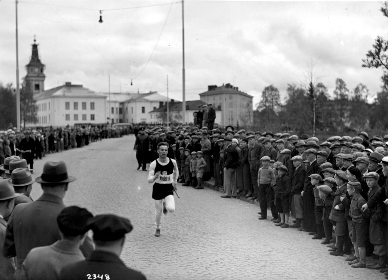 Oulun Ympärijuoksu juostiin vuonna 1936 poikkauksellisesti kesäkuun alussa. Nivalan suojeluskunnan viestinviejä eteni Oulun Lyseon ja Kolmiotalon kulmilta Tuiran silloille päin.
