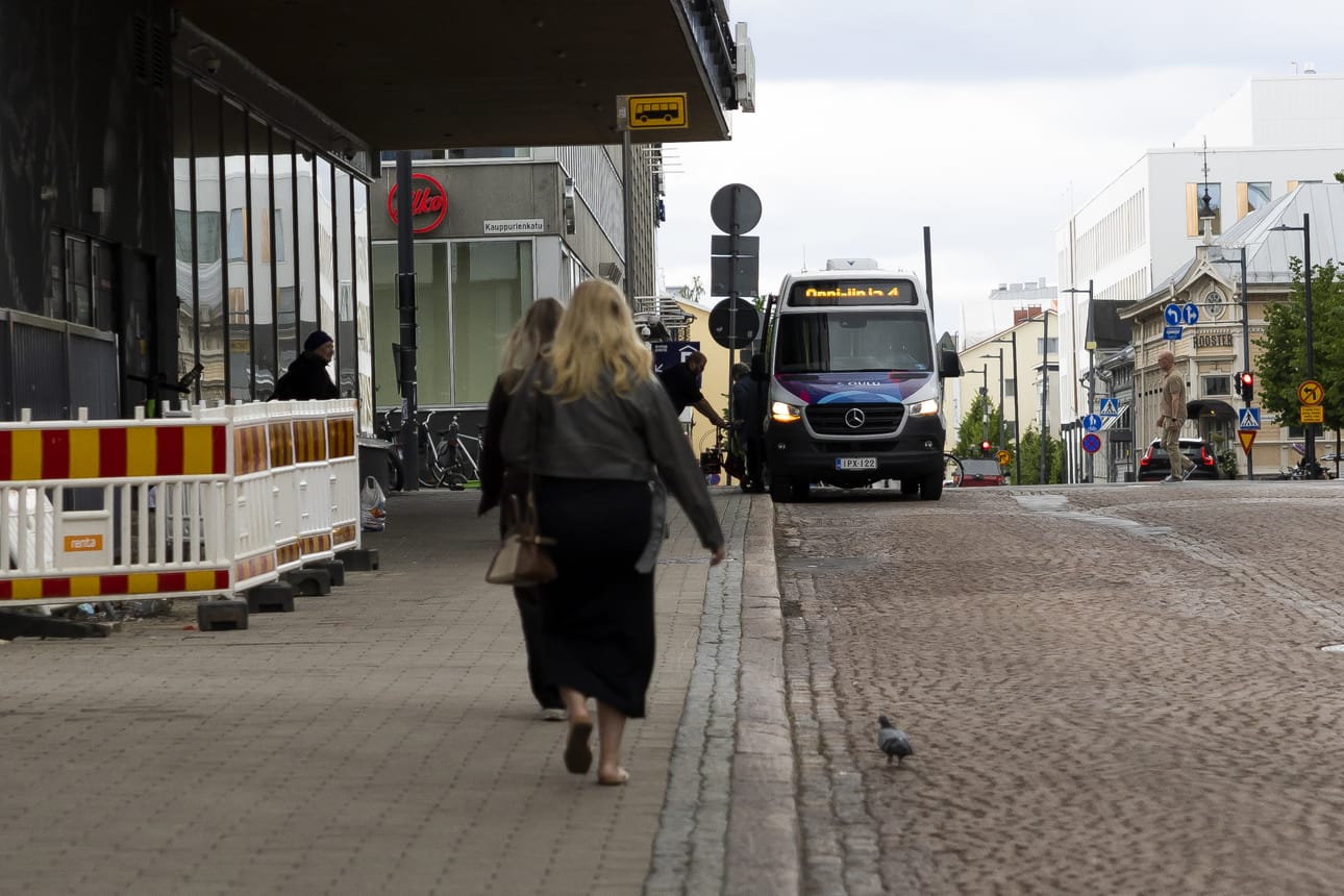 Onni-palvelulinjat kulkevat eri puolilla kaupunkia. Yli-Iin ja Kiimingin välinen palvelulinja lakkautettiin syksyllä mutta palautettiin ainakin täksi talveksi. Arkistokuva Oulun keskustassa ajavasta linjasta viime kesältä.