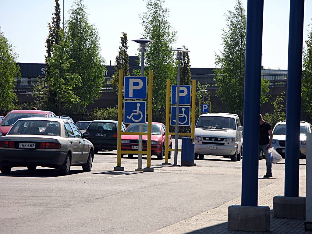 Saako vartiointiliike pysäköidä autoa tarpeen vaatiessa invapaikoille?
