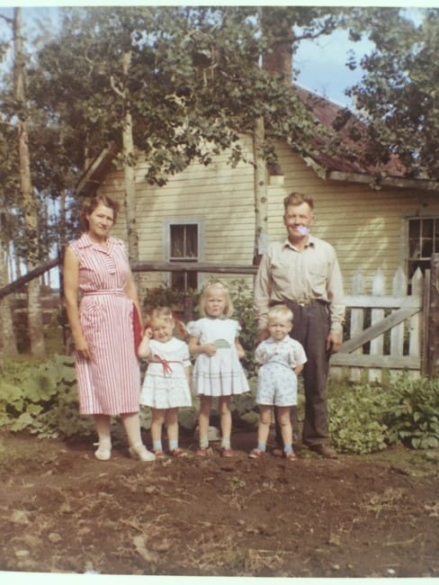 Simon Waisasen perhe savisesta maasta nostetun farmin pihalla lähellä Kuusamon kylää.
