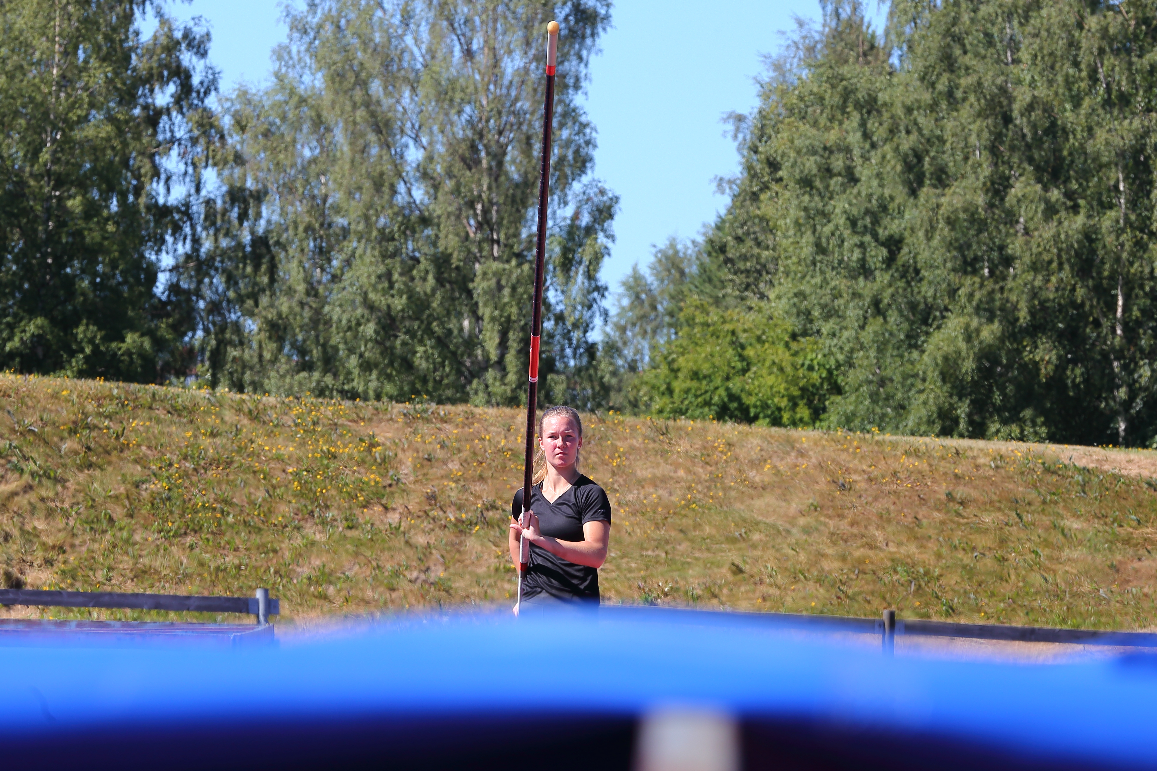 Emilia Tuomaala ei tavoittele kuuta taivaalta, mutta oma ennätys olisi kiva rikkoa Kalevan kisoissa.