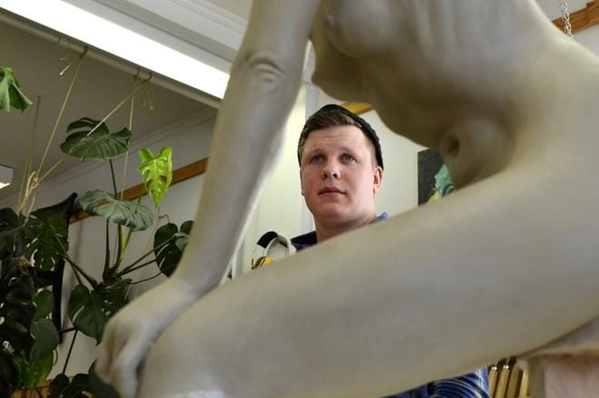 Veistämisestä on tullut Lindgårdille elämäntyyli. Vaikka aamulla ärsyttäisi, hän tulee silti veistoluokkaan. Ennen kuin hän veistää veistoksen puusta, hän tekee version savesta. KUVA: HANNELE YLI-VIITALA
