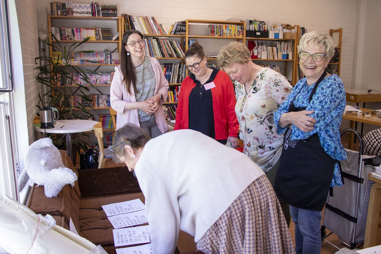 Limingan Taidekoulun tilat taipuivat kesäkuisena viikonloppuna kalligrafian harrastajien käyttöön.