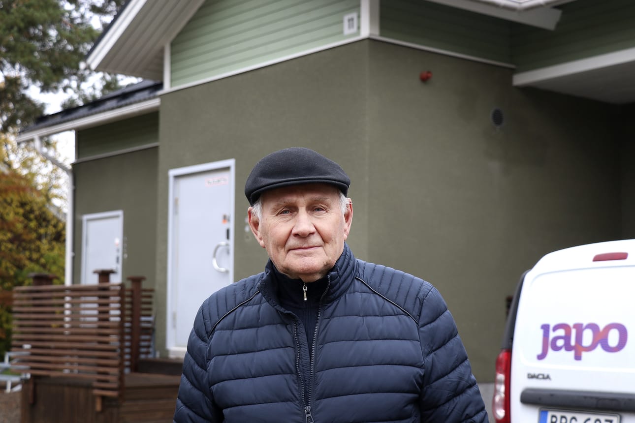 Satavuotisjuhlat järjestettiin Kauppakadun varrella. Aarne Viitasaari käväisi myös Japon keskusrakennuksen luona niin sanotulla Kinaporinkankaalla.
