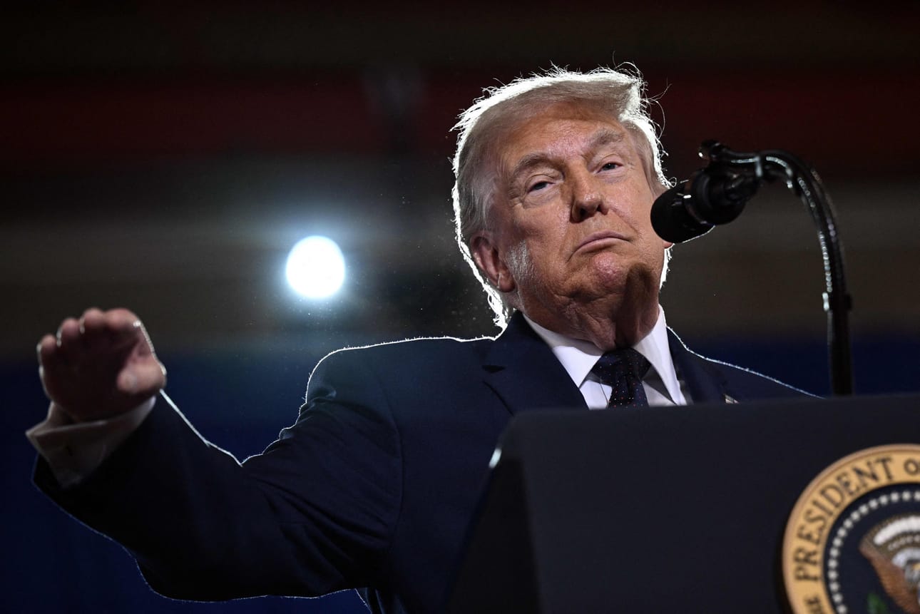 Yhdysvaltain presidentti on perunut osallistumisiaan tilaisuuksiin. Kuva perjantailta, kun hän piti puhetta taloudesta Rockland Community College Fieldhousessa Suffernissa New Yorkissa.