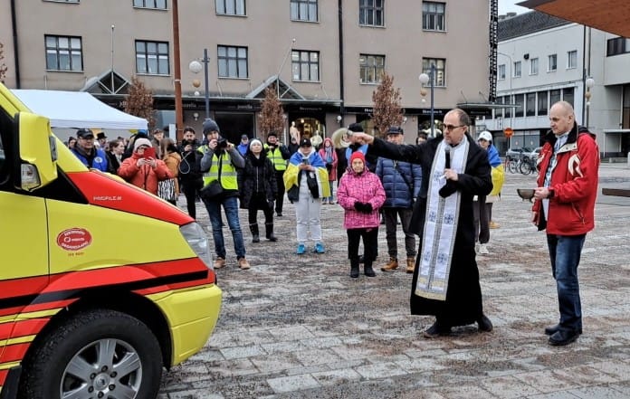 Seinäjoen nimikkoambulanssin matka alkoi Keskustorilta, missä isä Andrei siunasi auton matkaan.