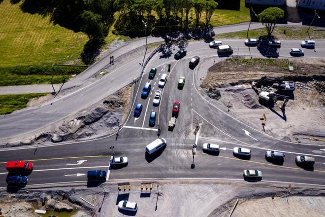 Ruuhkamaksuilla autoilijoita halutaan ohjata julkisen liikenteen käyttäjiksi. Arkistokuva.