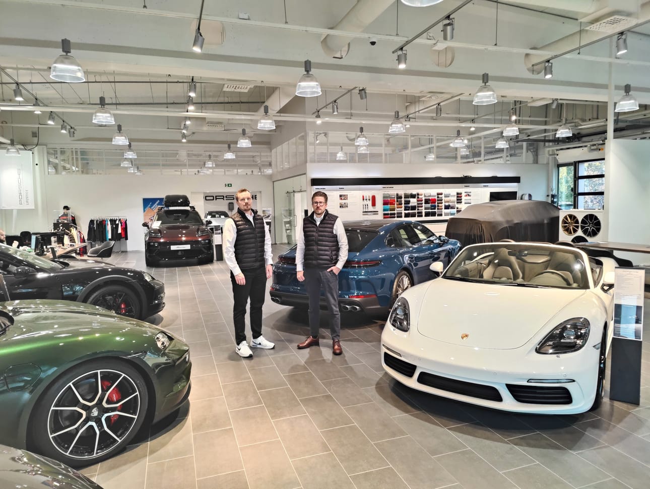 Porsche Center Turku muutti nykyisiin tiloihin viisi vuotta sitten. Myyntipäällikkö Niklas Lillbergin (vas.) ja huoltopäällikkö Marcus Edenvallin lisäksi töissä on kymmenen henkeä.