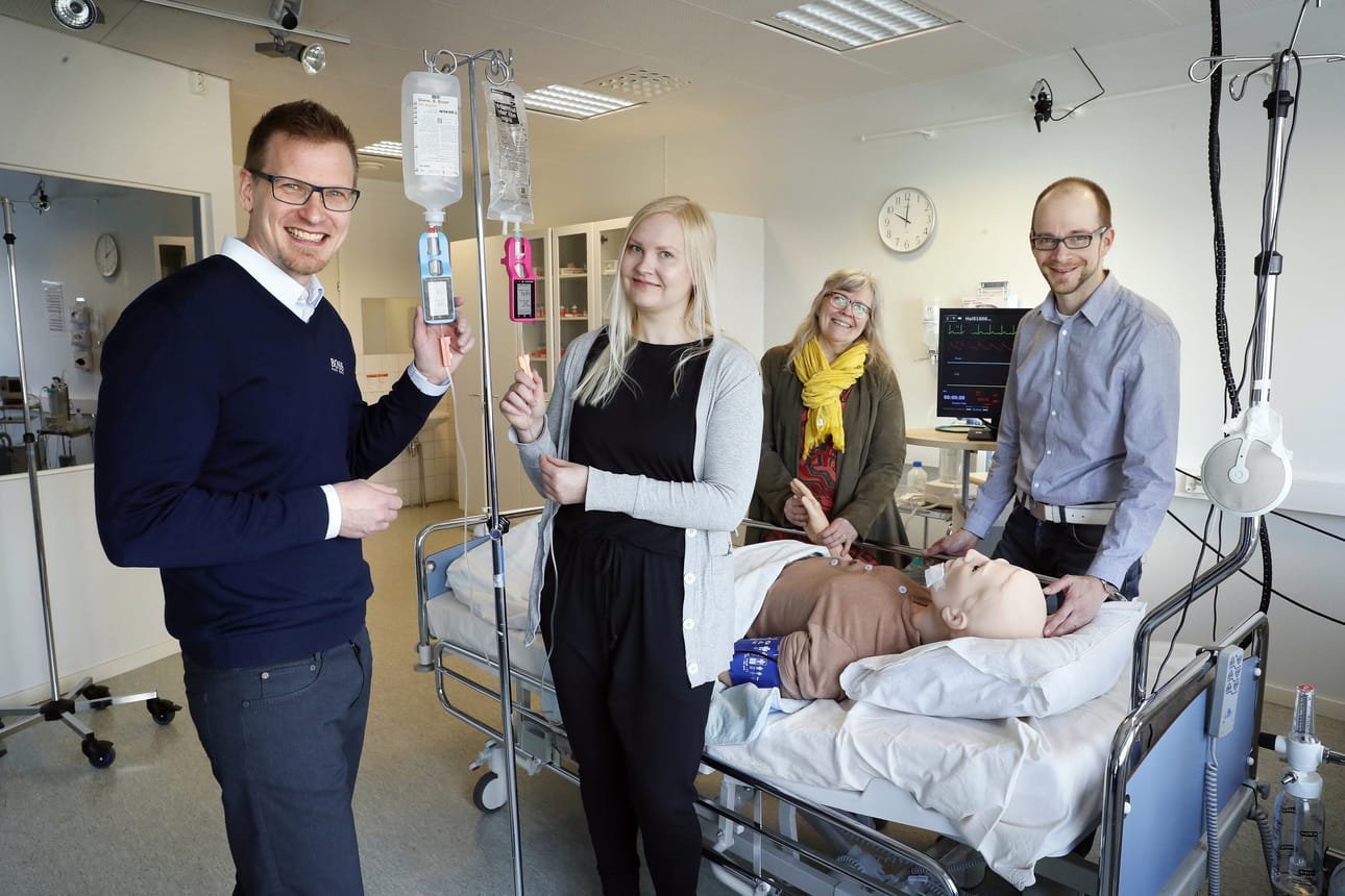 Viikon hyvät uutiset nostaa esille muun muassa Oulussa kehitetyn langattoman tippalaskurin, jonka valmistuksen on määrä alkaa syksyllä Kempeleessä. Kuvassa vasemmalta alkaen: Mikko Savola, Mari Pohjanvesi, Tiina Tervaskanto-Mäentausta ja Veli-Matti Puurunen.