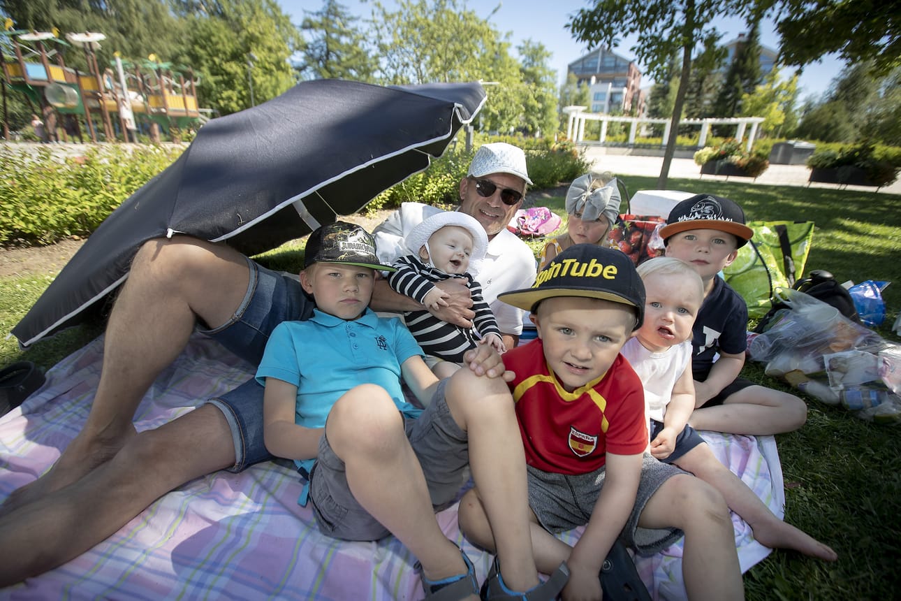 Eelis Keränen, Joose Kakko, Pihla Kakko, Niilo Kakko, Veeti Kakko ja Leevi Kakko viettivät keskiviikon hellepäivää Ainolanpuistossa isoisänsä Juha Kortesojan kanssa.