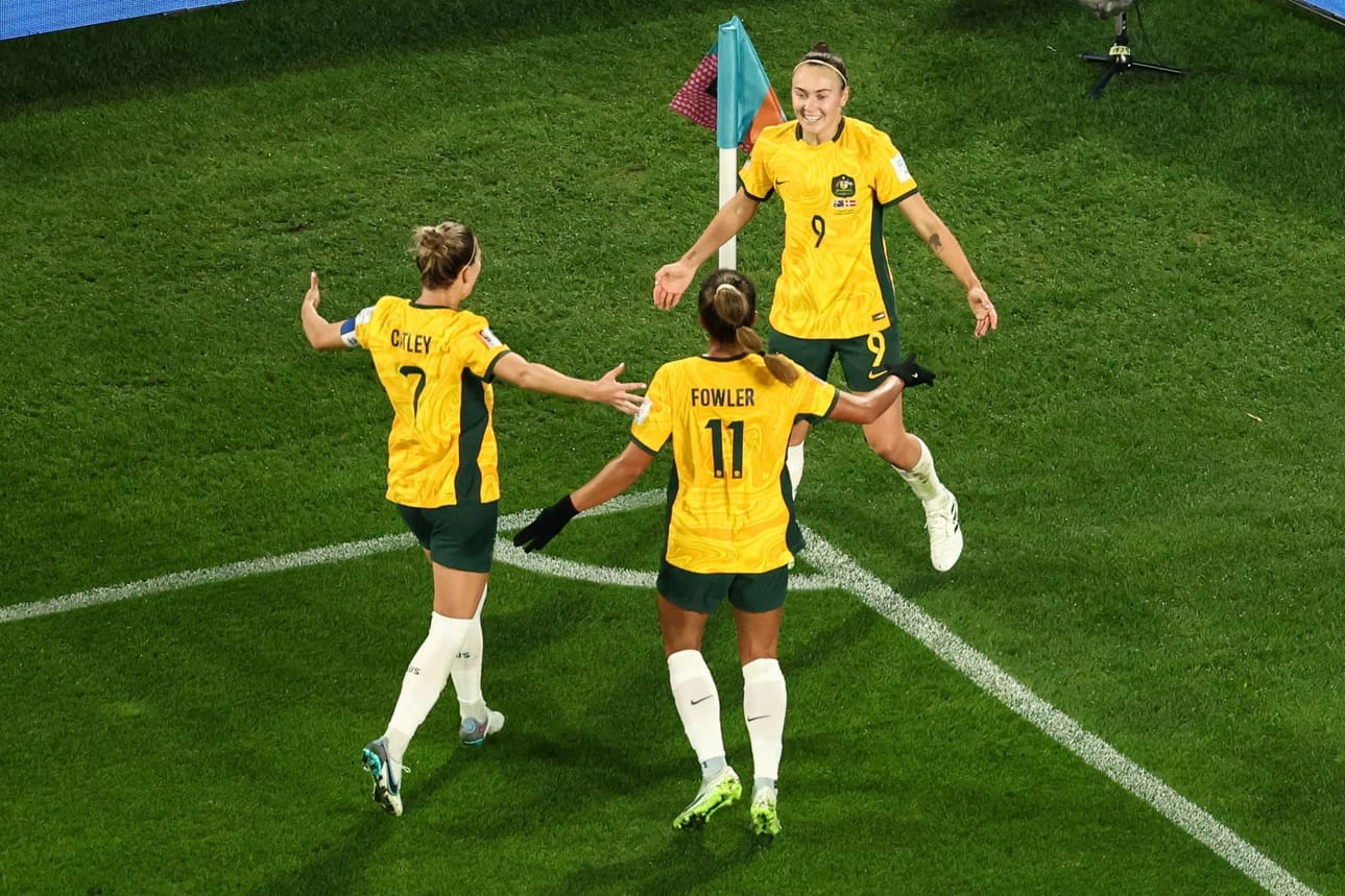 Caitlin Foord (oik.) teki Australian avausmaalin. LEHTIKUVA/AFP