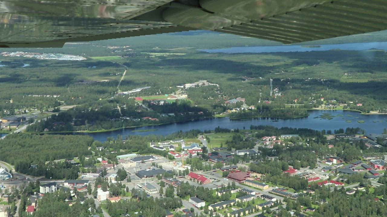 Maisema avautuu pienlentokoneen ikkunasta – ilmakuvaa Kurenalta
