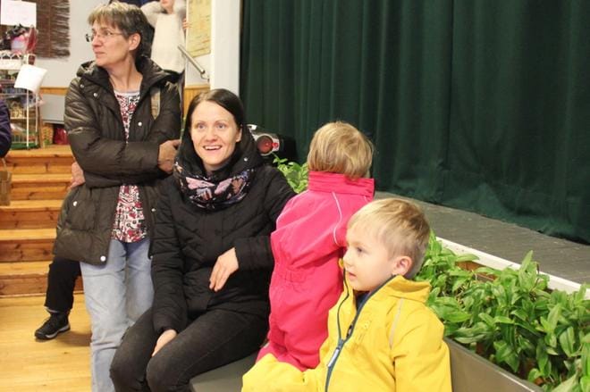 Kirsi Kleimola (vas.), Johanna Rinne sekä Tiida ja Tomas Kleimola lauloivat muun yleisö kanssa Anelmalle onnittelulaulun, koska oli Anelman ja Unelman nimipäivä. KUVAT: KIRSTI MÄKELÄ