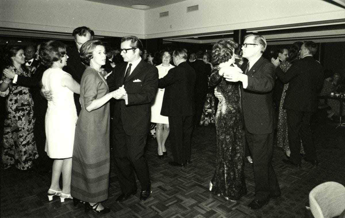 Kantakievari Kauhavan avajaiset 15.9.1972, avajaisvieraita tanssimassa 40 neliön tanssiparketilla.