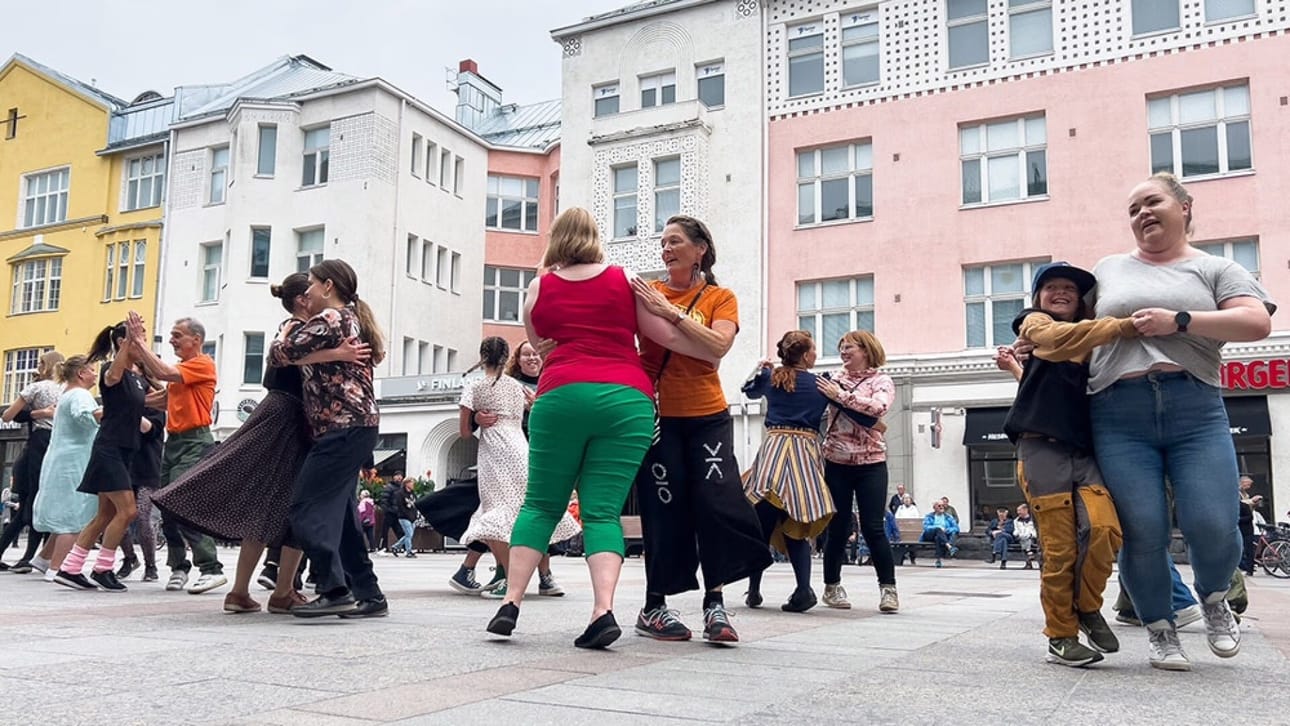 Oulun Päivillä 2025 tanssittiin Oulun Rotuaarilla.