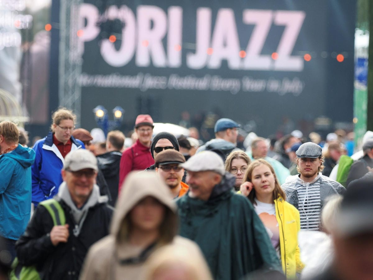 Sateeseen varautunutta yleisöä Pori Jazzeilla torstaina. LEHTIKUVA / Petri Hakosalo