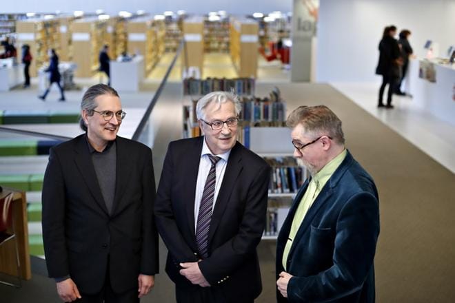 Oiva Ketonen -luennolla pohdittiin eteläpohjalaisten erinomaisuutta. Äänessä olivat professori Tommi Lehtonen (vas.), emeritusprofessori Heikki Ylikangas ja tutkimusjohtaja Sulevi Riukulehto. KUVA: TOMI KOSONEN