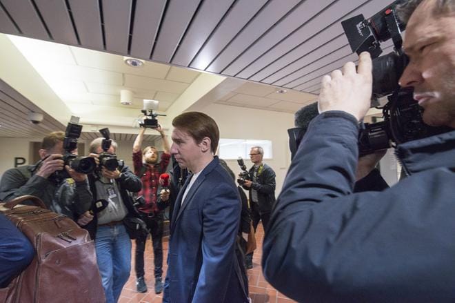 Näyttelijä Aku Hirviniemi saapui Kanta-Hämeen käräjäoikeuteen vaitonaisena perjantaiaamuna. Hirviniemi kiisti syytteet asianajajansa välityksellä oikeudenkäynnin julkisessa osuudessa. KUVA: Esko Tuovinen
