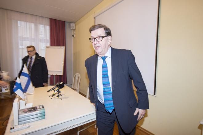 – Puoluekokous tekee valinnan, joten vain puoluekokous voi päättää ehdokkaiden vaalikelpoisuudesta, sanoo Paavo Väyrynen. Näin se on myös keskustan sääntöjen mukaan. KUVA: KIMMO PENTTINEN